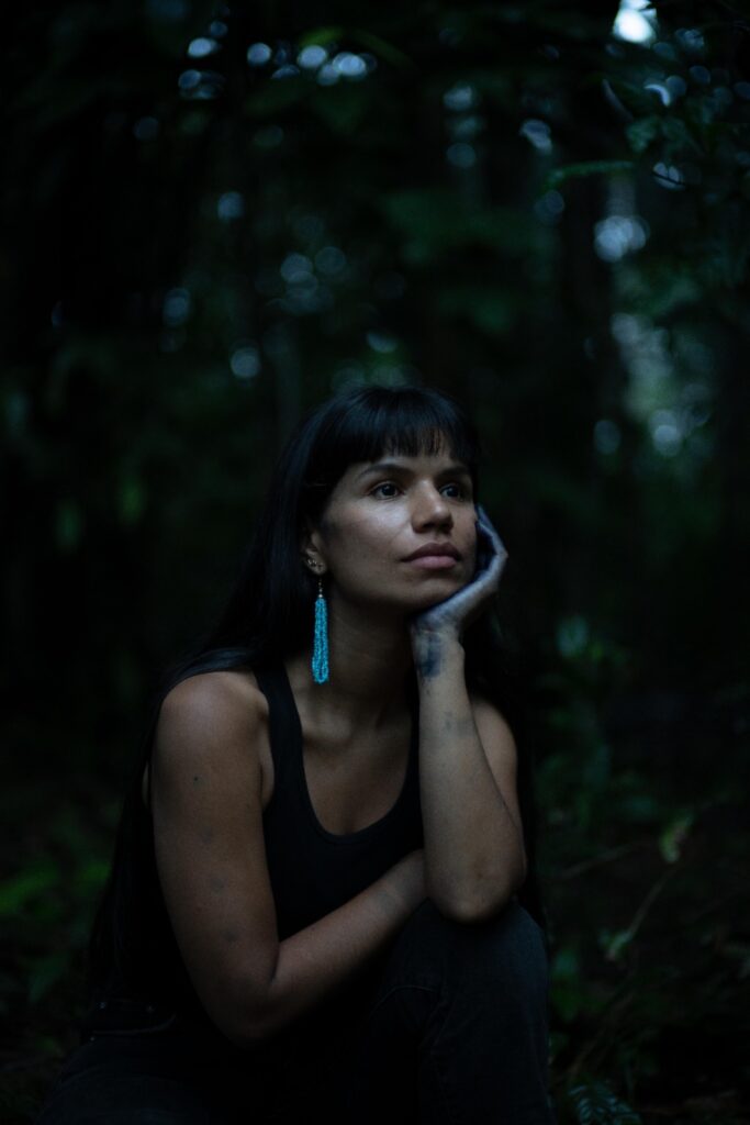 Nina Gualinga, defensora del territorio y los derechos de las mujeres indígenas, fotografiada en Sarayaku, en la Amazonía del Ecuador. Foto: Alice Aedy