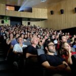 Audiencia observando los documentales del Festival Santiago Wild