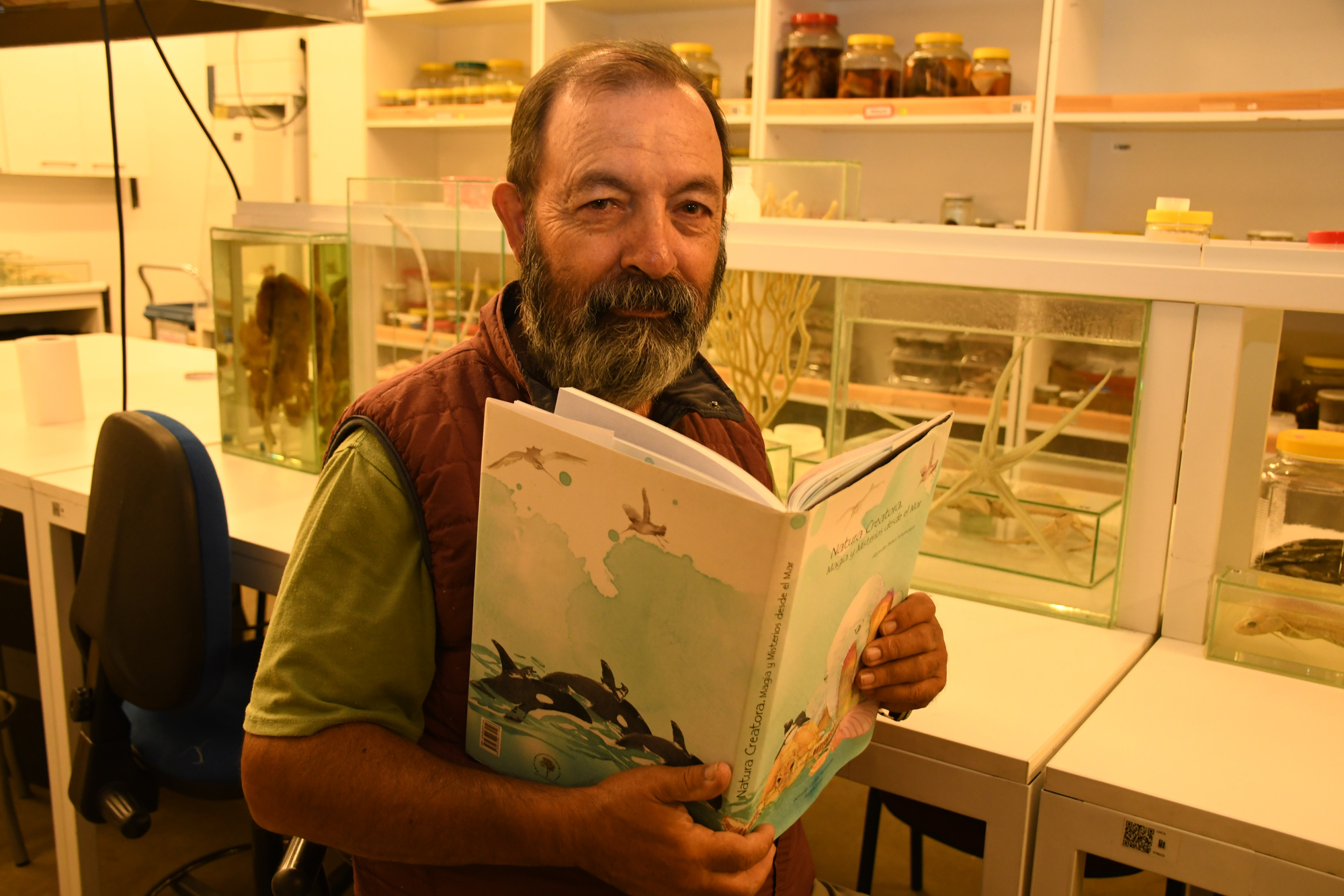 Alejandro Bravo con su nuevo libro.