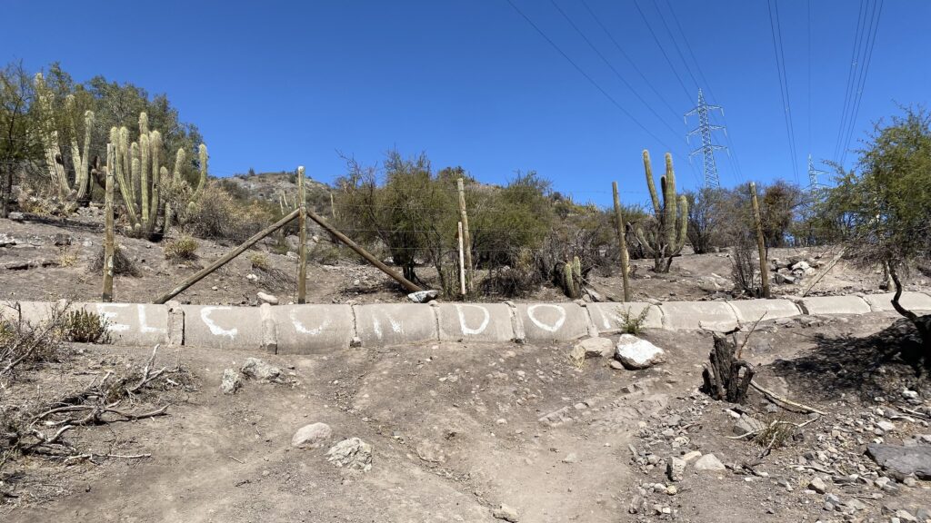 "El Cóndor" escrito con pintura blanca en el comienzo del sendero.