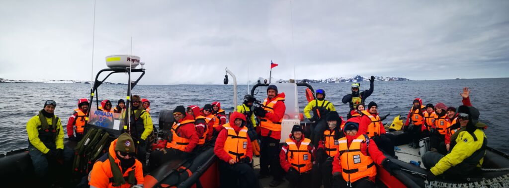 Navegación de estudiantes en la Antártica