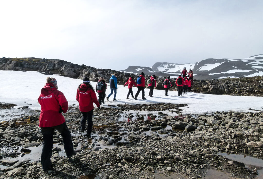 Caminata de estudiantes en la Antártica