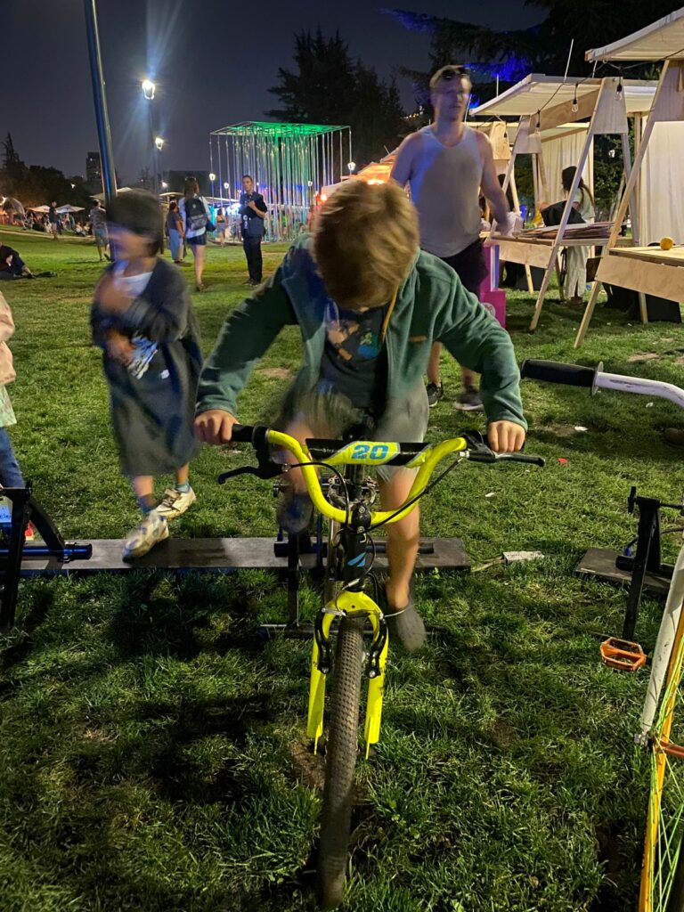 Niño pedaleando en bicicleta energética 