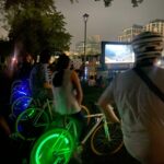 Ciclistas pedaleando en bicicletas energéticas