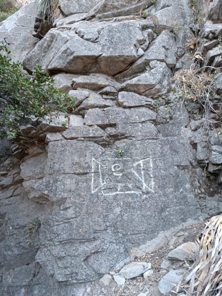 Petroglifos en el Cajón del Maipo. Créditos: @ememilia.0