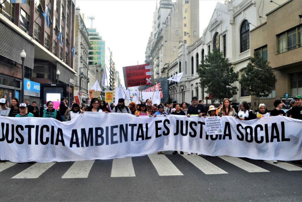 Colectivos de jóvenes, activistas ambientales y líderes indígenas marcharon por las calles de Buenos Aires para visibilizar la importancia del Acuerdo de Escazú. Foto: Oscar Bermeo.