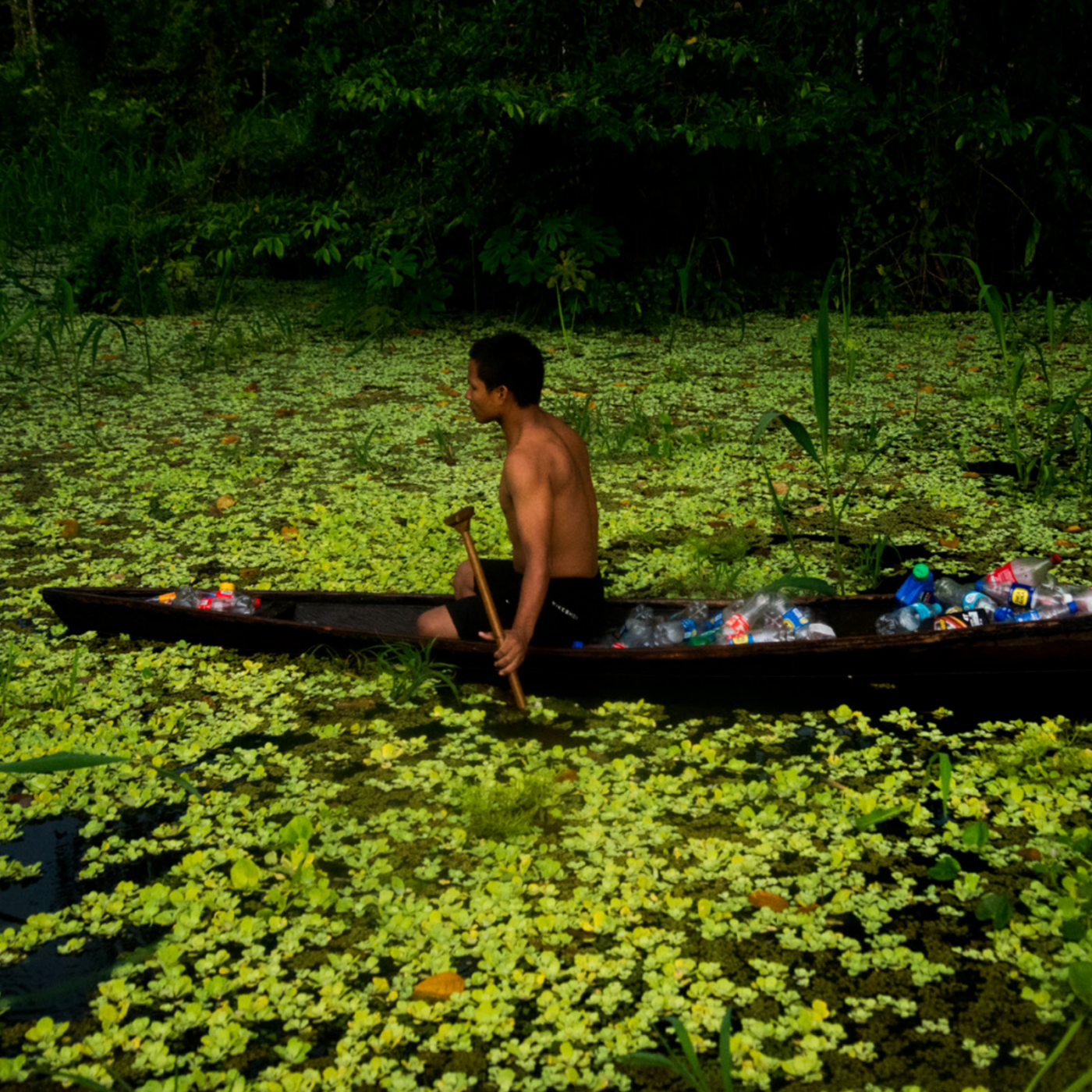 Proyecto fotográfico de Juan Amarú: la temporada de lluvias en el Amazonas trae consigo una marea de plásticos