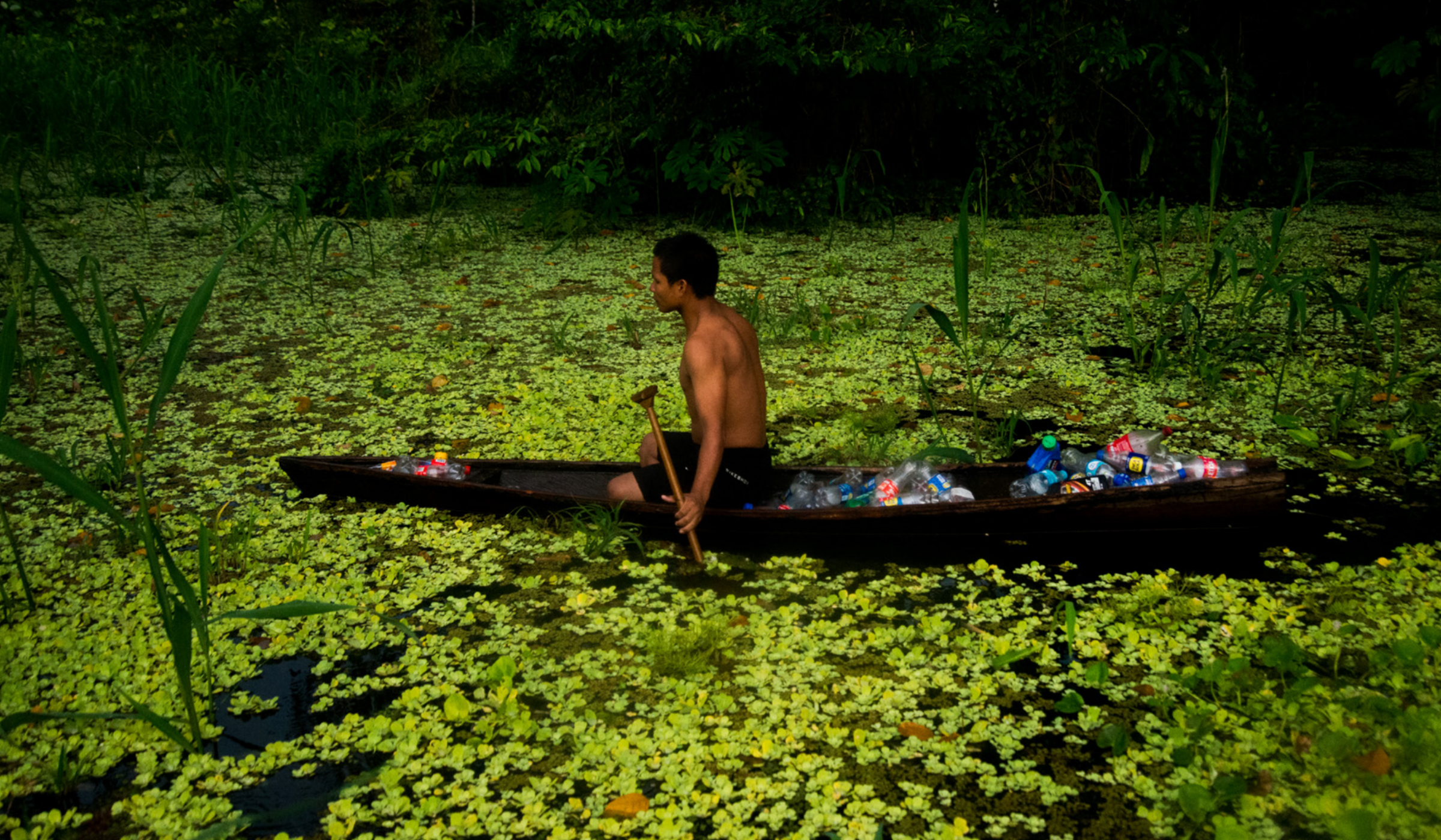 Proyecto fotográfico de Juan Amarú: la temporada de lluvias en el Amazonas trae consigo una marea de plásticos