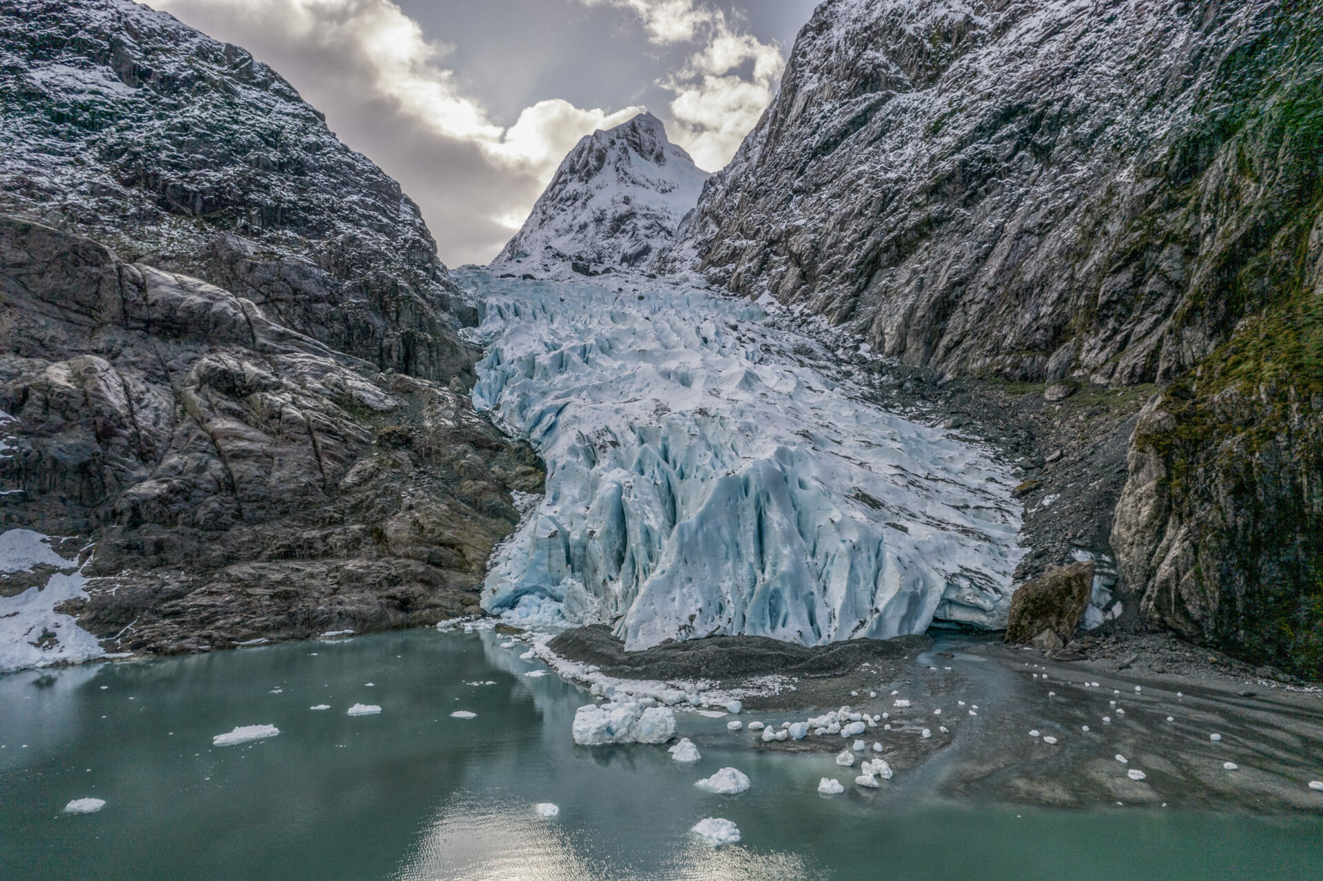Hacen llamado al presidente Boric para convertir la Reserva Nacional Kawésqar en un parque nacional sin salmoneras