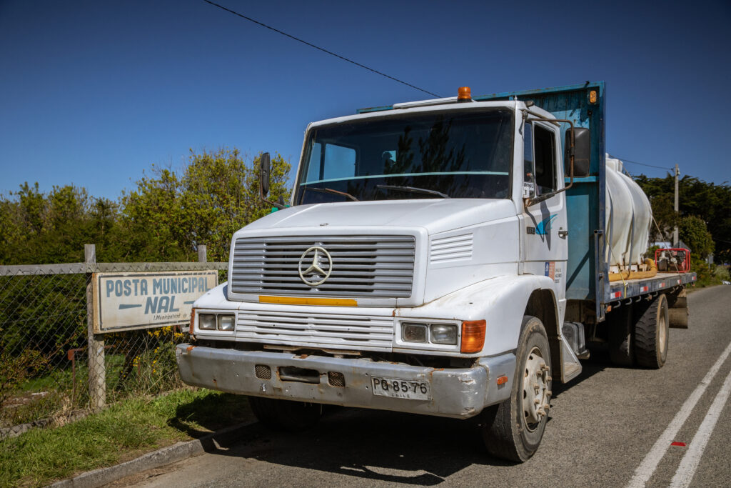 Camión Aljibe abasteciendo la comunidad de Nal Alto