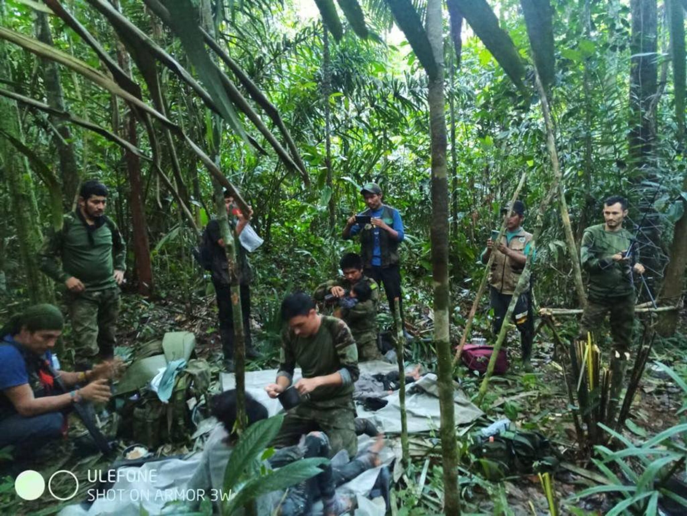 Militares junto a niños que sobrevivieron a la selva colombiana. Foto: Colombian Air Force.