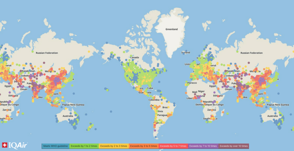 Mapa general del informe IQAir que presenta datos sobre la calidad del aire de PM2,5 de 131 países.