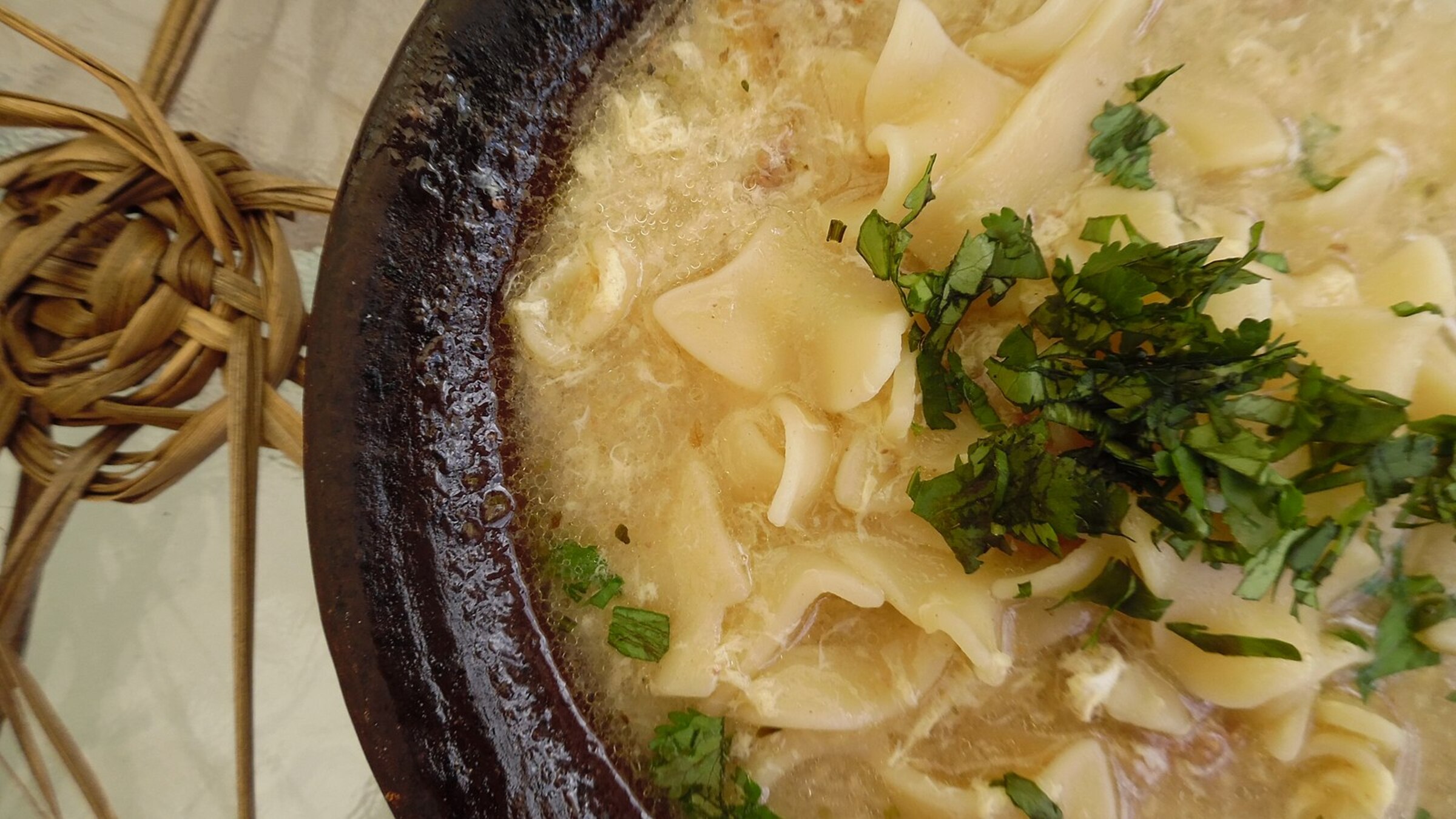 Desde las pantrucas hasta el poroto con rienda: navegando en el patrimonio gastronómico invernal de Chile