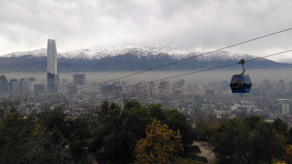 Contaminación en Santiago (referencial), Región Metropolitana, Chile. Foto: Jorge Barrios Riquelme, CC BY-SA 4.0, vía Wikimedia Commons