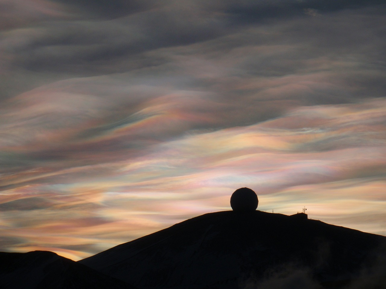 Nubes iridiscentes: El fenómeno óptico que cautiva en redes sociales 