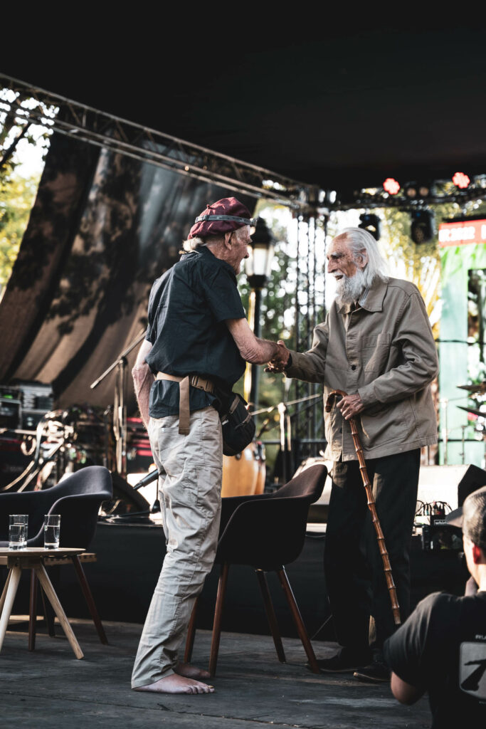 Gastón Soublette y Rod Walker saludándose en el escenario del Festival Ladera Sur.
