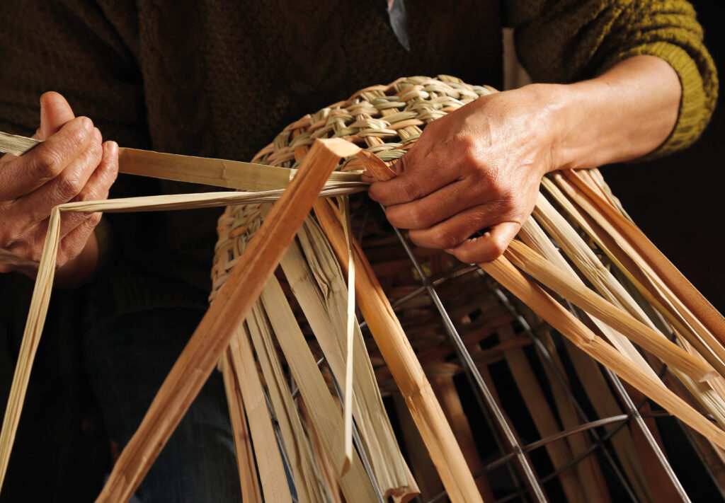 Elisa Muñoz Méndez, en taller de cestería en totora, OH! Santiago.