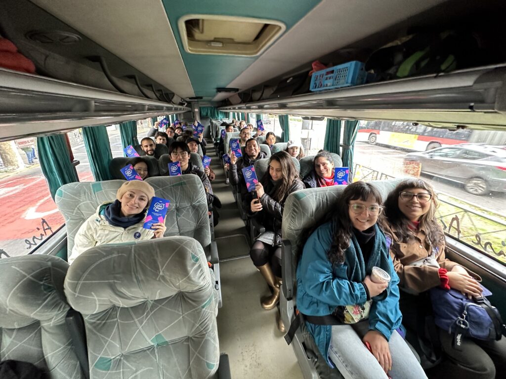 Imagen de visitantes en bus en camino a distintas actividades del festival OH! Santiago.