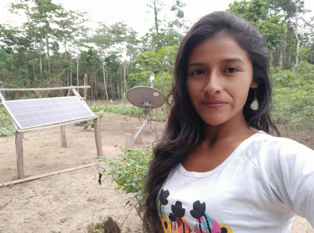 Roxana Borda con el primer sistema de energía solar en Alto Mishagua, Perú