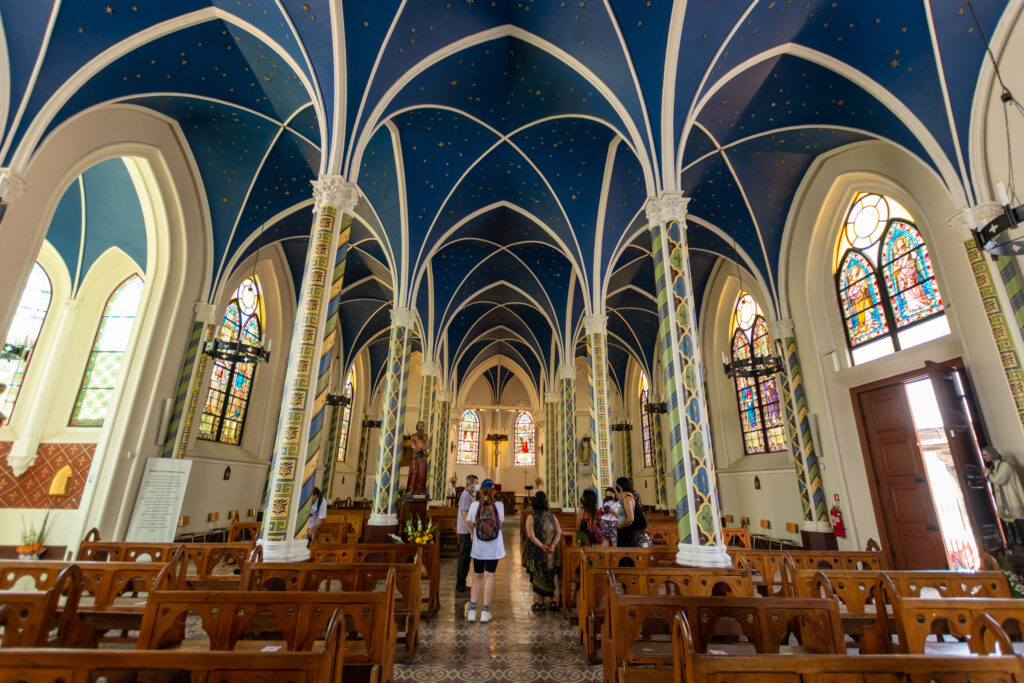 Iglesia San Saturnino en Barrio Yungay