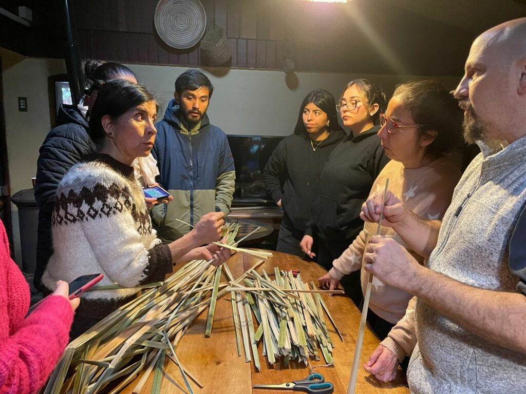 Taller de cestería de totora con Elisa Muñoz Méndez, en el marco del festival OH! Santiago.