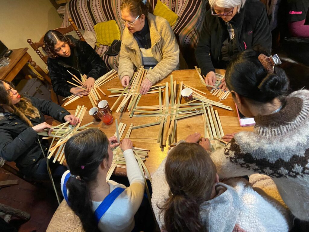 Taller de cestería de totora con Elisa Muñoz Méndez, en el marco del festival OH! Santiago.