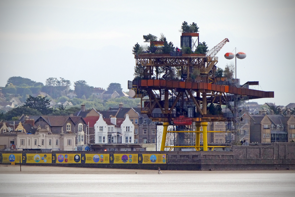 See Monster es una plataforma petrolífera retirada del Mar del Norte. Un proyecto creativo local en el Reino Unido la trasladó a la costa de Somerset y la convirtió en una instalación artística temporal (Imagen: Andrew Gustar / Flickr, CC BY ND)