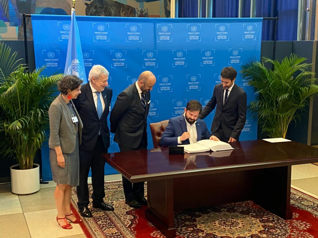 Boric firmando el Tratado de Altamar