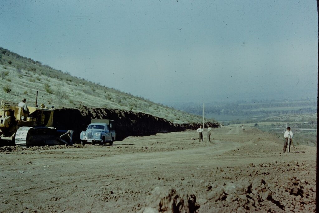 Construcción del camino de subida a cerro Calán, mayo de 1956