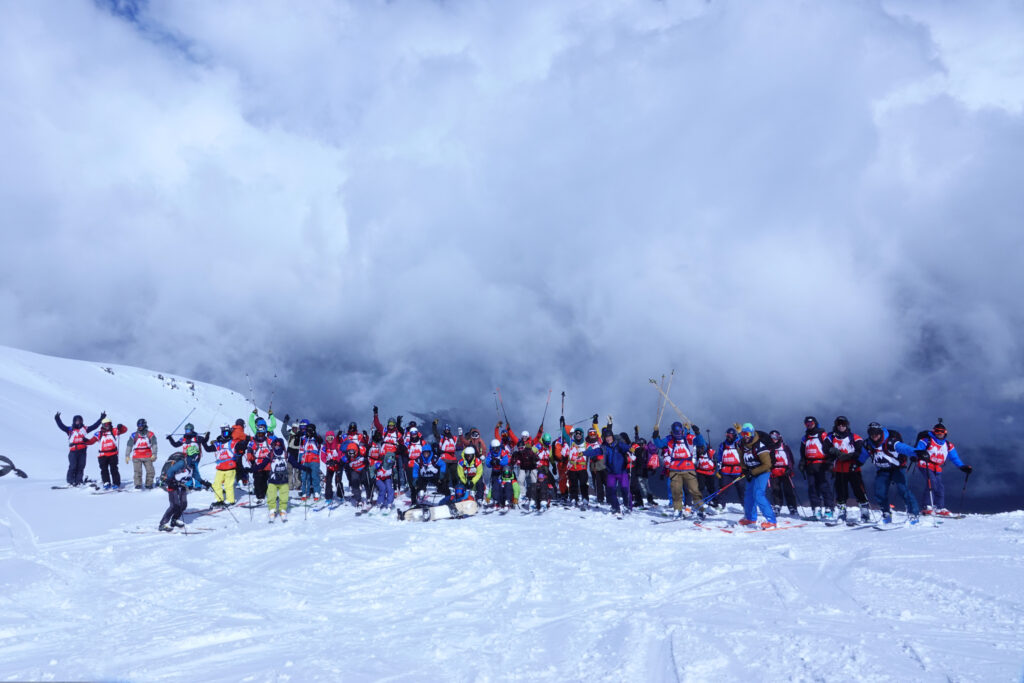Personas subiendo una montaña en la onceava versión de Avalancha en el Volcán.