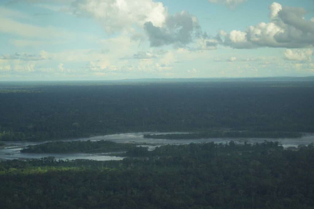Río Pastaza y su bosque, vistos desde el aire, antes de llegar al territorio Achuar de Mashientz. Foto: Sebastián Espín / Conservación Internacional Ecuador.