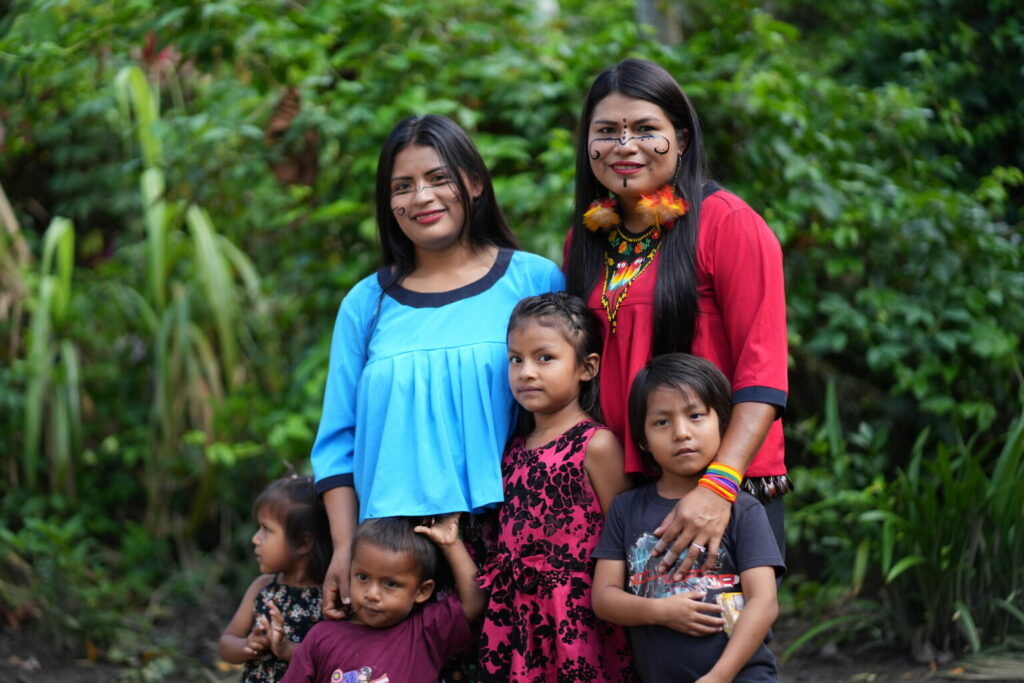 Teresa Chiriapa junto a su cuñada Selena Cujii, hijos y sobrinos. Foto: Sebastián Espín / Conservación Internacional Ecuador.