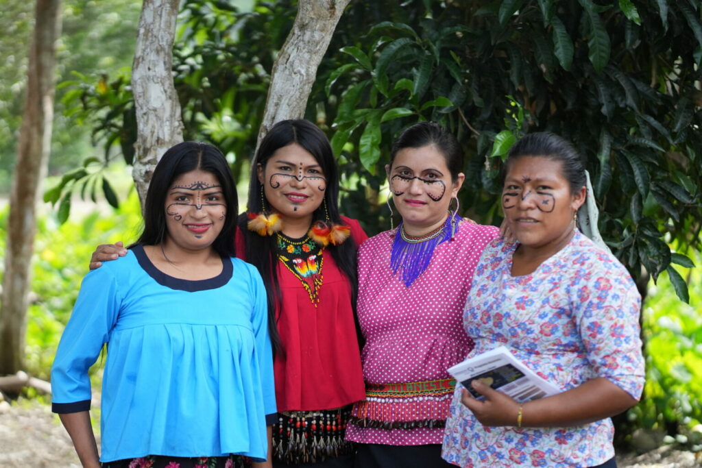 izquierda a derecha Selena Cujii, Teresa Chiriapa, Mónica Illanes y Rebeca Chiriapa, mujeres Achuar de Mashientz. Foto: Sebastián Espín / Conservación Internacional Ecuador.