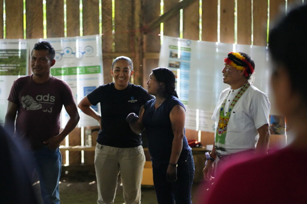 Jaqueline Sarmiento, de Conservación Internacional Ecuador, dirige una dinámica durante el proceso de socialización del acuerdo con Socio Bosque. Foto: Sebastián Espín / Conservación Internacional Ecuador.
