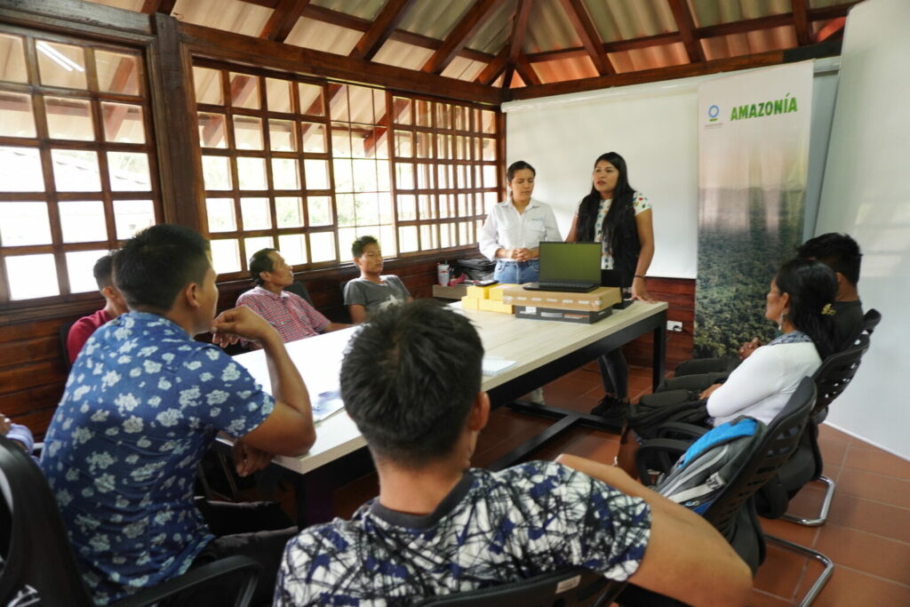 Teresa Chiriapa explica al equipo de guardabosques comunitarios sobre el uso de los equipos para realizar los monitoreos de cobertura vegetal en sus territorios. Foto: Sebastián Espín / Conservación Internacional Ecuador.