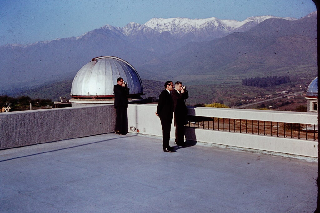 El director, sr. Federico Rutllant, el astrónomo sr. Claudio Anguita y el astrónomo visitante Dr. Markowitz, en la terraza del edificio principal