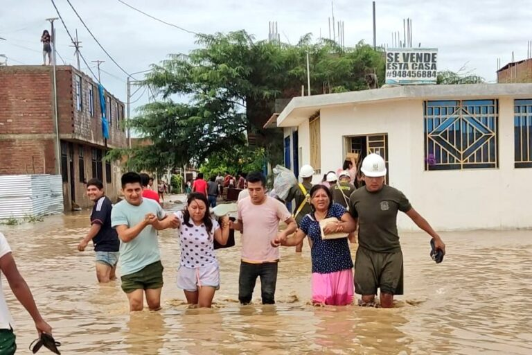 Las inundaciones ocurridas principalmente en las regiones de la costa norte del Perú han dejado alrededor de 21 000 casas afectadas. Foto: Ministerio de Defensa del Perú.
