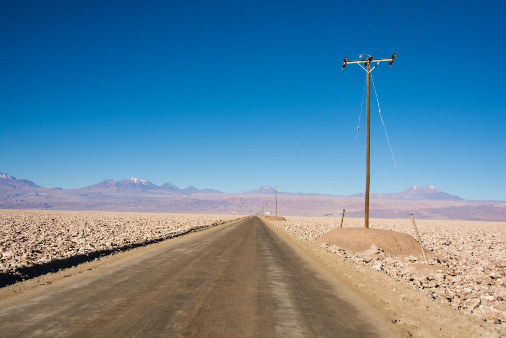 Tendido eléctrico en el desierto de Atacama. (Foto: Paula Díaz Levi)