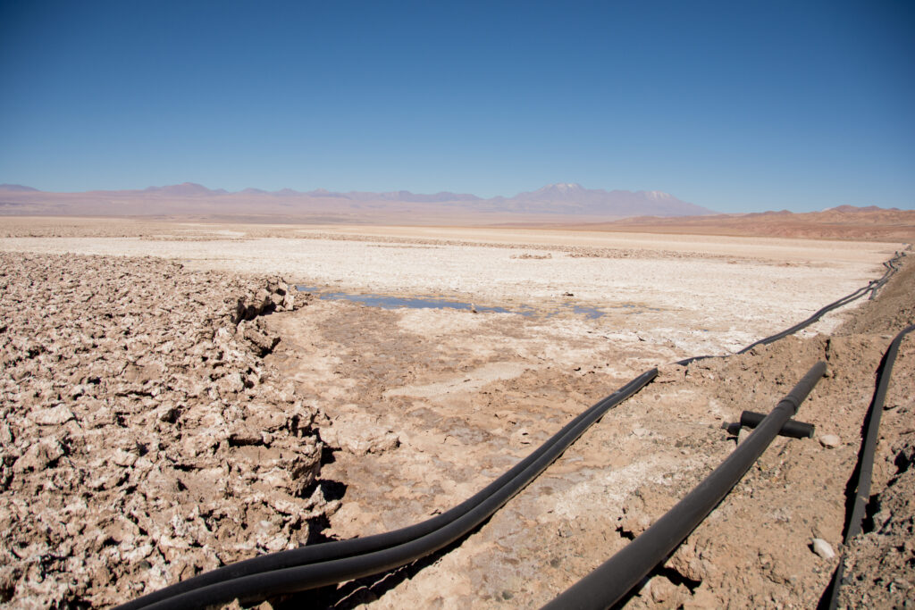Tuberías para la extracción de agua en el Salar de Atacama. (Foto: Paula Díaz Levi)