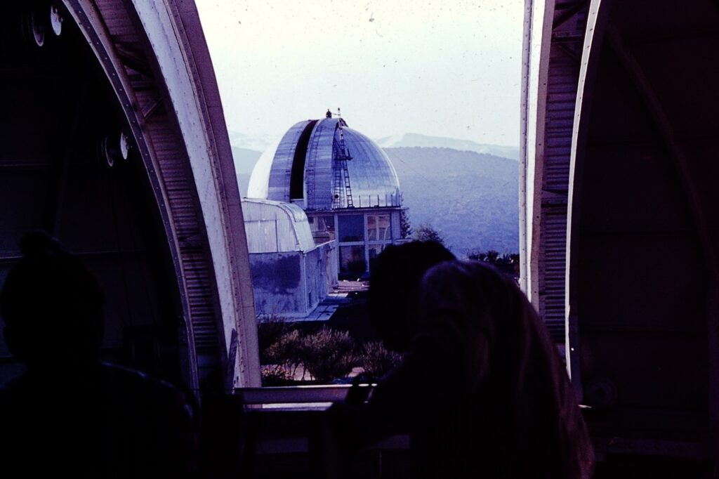 Vista del edificio de la cámara Baker-Nunn y la cúpula del Grubb, desde la abertura de la cúpula del Gautier