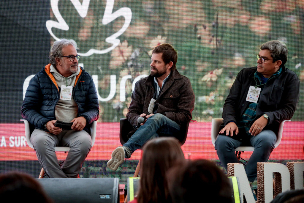 En orden de izquierda a derecha, Juan Antonio Romero, Andy Mann y Max Bello, speakers en el panel "Un mar de esperanza: Patagonia Azul, bosques bajo el mar"