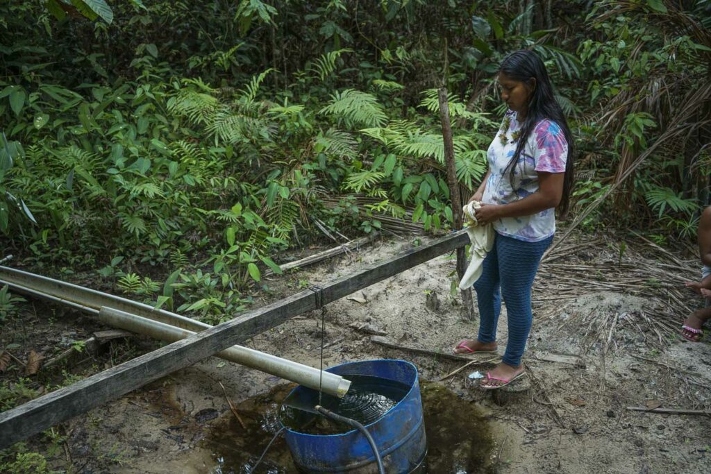 Una residente de la aldea de Branquinho, en Manaos, observa un pozo seco, el único cercano con agua potable. La sequía ha afectado y en algunos casos aislado a las comunidades ribereñas (Imagen: Juliana Pesqueira / Amazônia Real, CC BY-NC-ND) / Archivo de medios