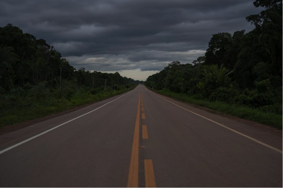 Un tramo asfaltado de la carretera BR-319, entre los estados de Amazonas y Rondônia. La interrupción de la navegación fluvial a causa de la sequía ha hecho que se reclame la mejora de la carretera, pero el proyecto se enfrenta a la oposición de comunidades indígenas y ecologistas (Imagen: Avener Prado) /Archivo de medios