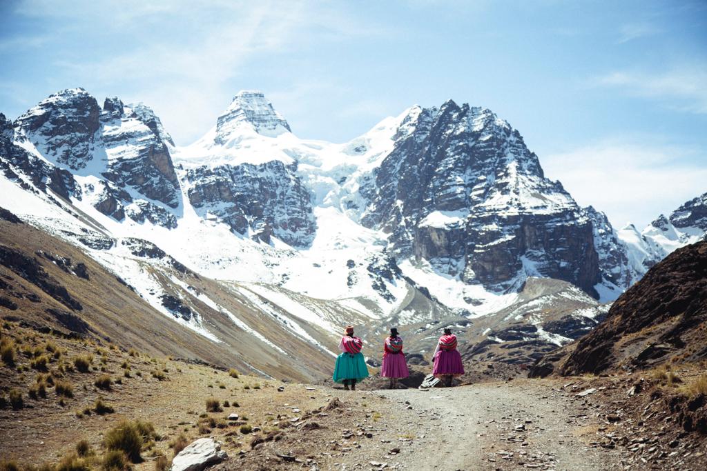 Cholitas escaladoras se preparan para el Everest: ¿quiénes son y en qué están las representantes indígenas de la escalada femenina?