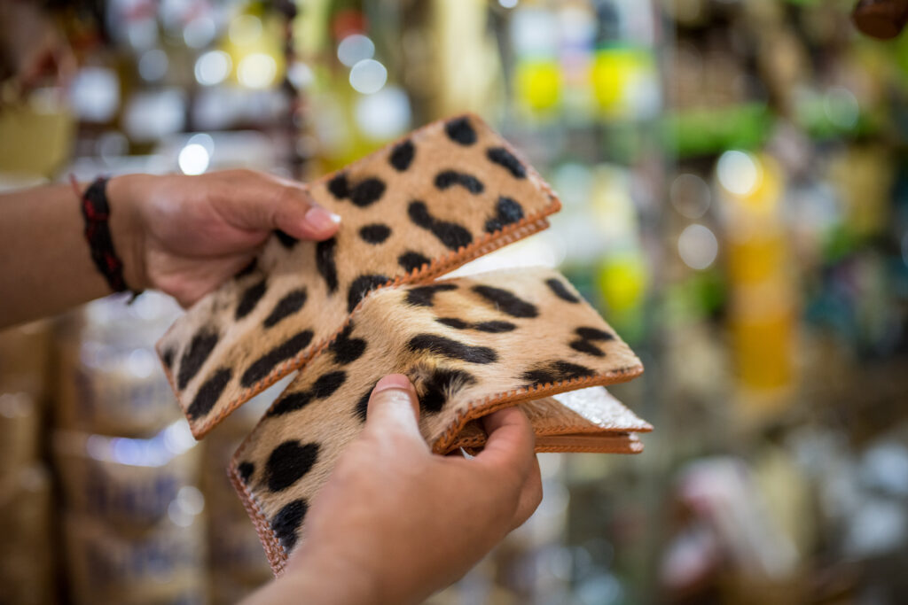 Productos hechos con piel de jaguar vendidos en el mercado El Campesino Market. Stills del documental, filmado junio de 2022. Crédito: World Animal Protection/Botanica Films/Thomas Poole. 