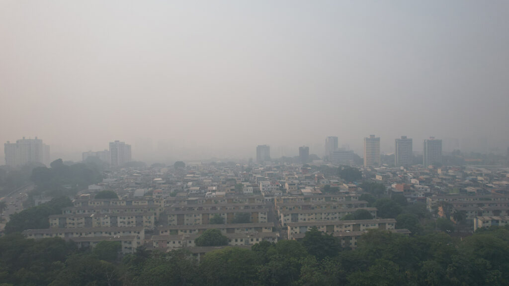 Humo en Manaos, causado por los incendios forestales cerca de la ciudad, el 11 de octubre. Ese día Manaos registró uno de los peores niveles de calidad del aire del mundo (Imagen: Alberto César Araújo / Amazônia Real, CC BY-NC-ND) /Archivo de medios