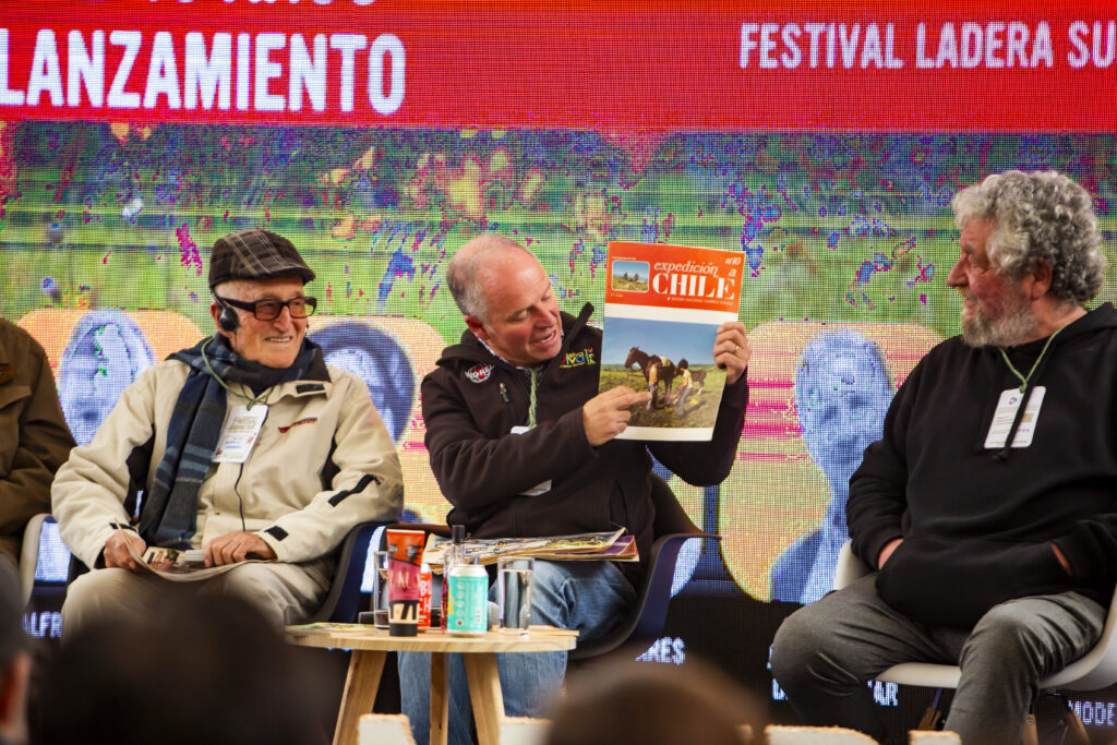 Horacio Larraín, Alfredo Ugarte y Andrés Jullian, parte del panel "El legado de la revista Expedición a Chile 48 años después de su lanzamiento" 