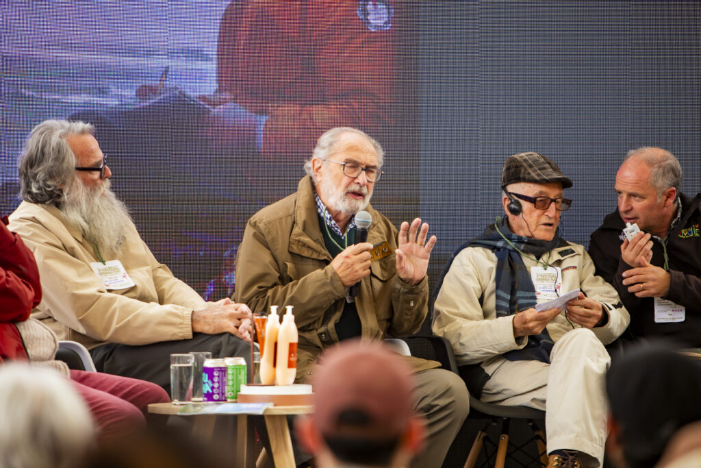 Nicolás Piwonka, Francisco Olivares, Horacio Larraín y Alfredo Ugarte, parte del panel "El legado de la revista Expedición a Chile 48 años después de su lanzamiento". 
