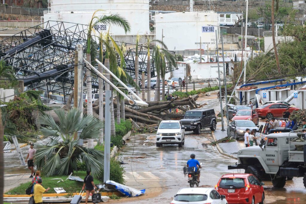 A pesar de las alertas de la llegada de un huracán, muchas personas en Acapulco no estaban preparadas para afrontar los daños causados por la tormenta tropical (Imagen: Luis Gutierrez / Alamy)