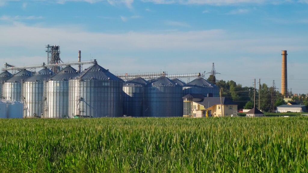 Planta de procesamiento y fabricación de productos agrícolas. Créditos: Katrya-UA (Getty Images).